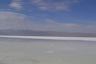 广阔盐湖与蓝天美景