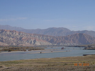 壮丽山河间的宽阔水域