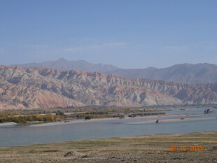 壮丽山河间的辽阔水域