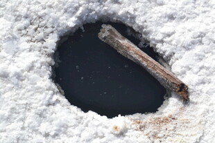 雪地上的孔洞与木棍