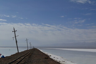 盐湖边的铁路与电线杆