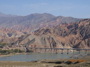 壮丽河谷大桥与多彩山峦