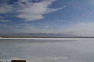 广阔盐湖与蓝天白云美景