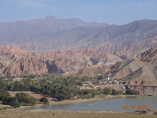 壮丽山河间的河畔风光