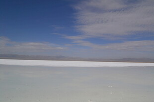 广阔盐湖与蓝天白云景观