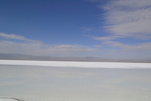广阔盐湖 蓝天白云之景