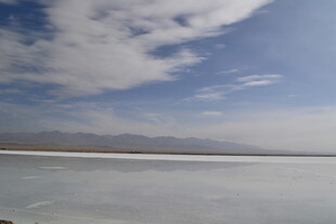 广阔盐湖与蓝天白云美景