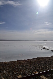 阳光照耀下的开阔水域