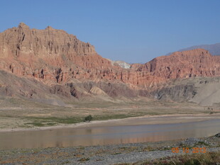 壮丽河谷边的红色山峦