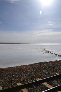 铁轨旁的开阔水域风光