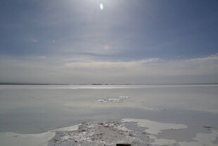 广阔冰面与晴朗天空景象