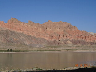 壮丽丹霞映碧水