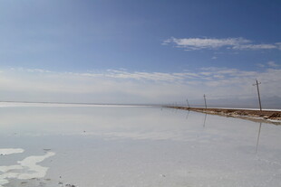 广阔盐湖 蓝天白云之景