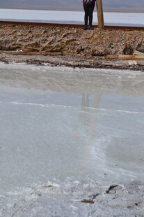 盐湖景观 一人岸边伫立