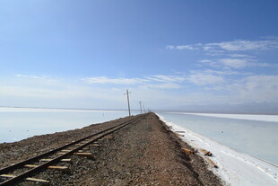 延伸向远方的铁路与盐湖