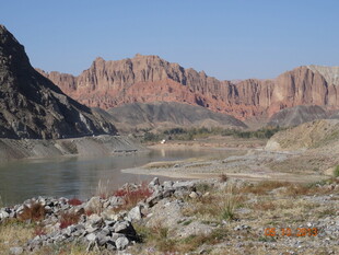 壮丽峡谷中的静谧水域