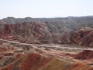 七彩斑斓的丹霞地貌景观