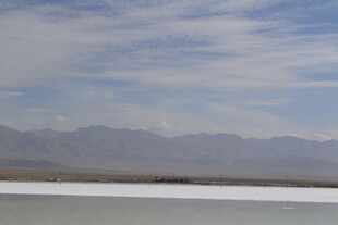 广阔盐湖与远处山峦