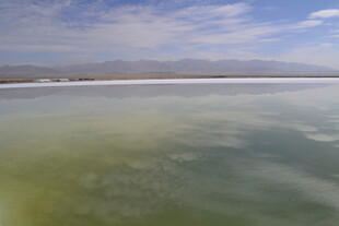 广阔盐湖与蓝天相映