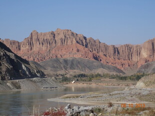 壮丽峡谷边的宁静水域