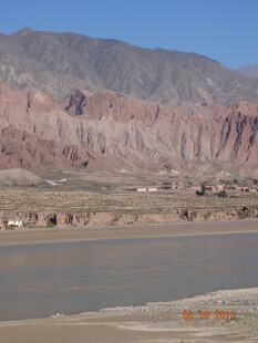 壮丽河谷与远处山峦景观