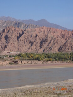 壮丽河谷边的赤红山脉