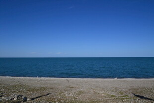 蔚蓝大海与岸边风景