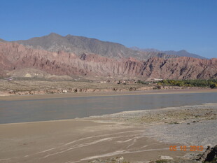 壮丽河谷与远处红山景观