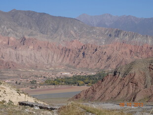 壮丽河谷与远处山峦景观