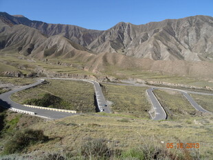 蜿蜒山路于山间美景
