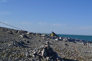 海边碎石滩风景