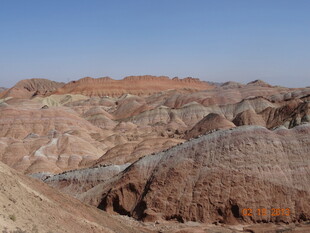 壮丽五彩山丘景观