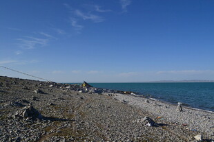 湖畔碎石滩 蓝天碧水景