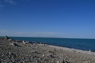 蓝色海岸边的碎石滩景