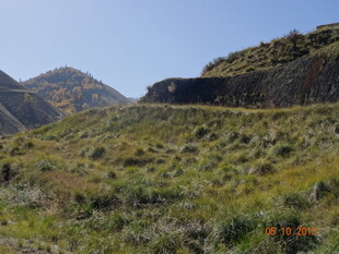 山间草地与石砌建筑景观