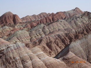 七彩斑斓的壮观丹霞地貌