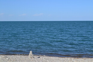 海边沙滩上的孤独小雕塑