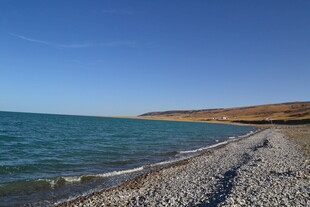 海边碎石滩的宁静景致