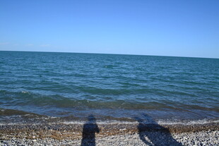 海边景象 两人脚踩碎石