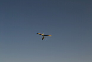 天空中飞行的小型飞机
