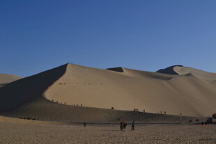 沙漠风光 旅人漫步沙丘