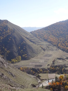 秋日山间村落美景