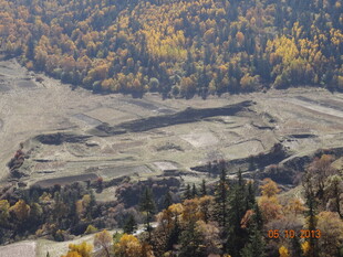 秋日山谷风景图