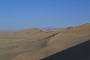 广袤沙漠 蓝天映衬沙丘