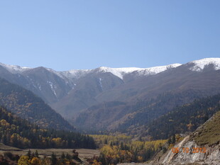 雪山下的多彩山谷风光