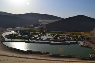 山水环绕的美丽滨水景观