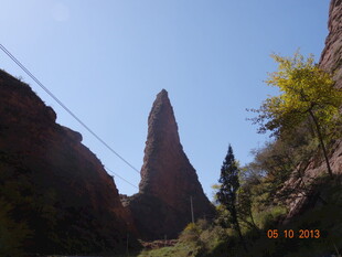 峡谷中的尖峰奇观