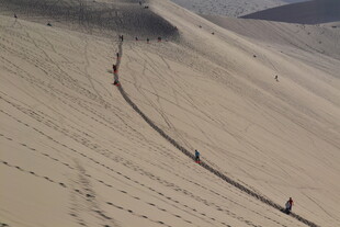 沙漠徒步者的蜿蜒足迹