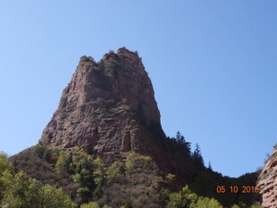 巍峨山峰与葱郁植被