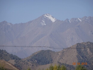 壮丽雪山与连绵山峦景观